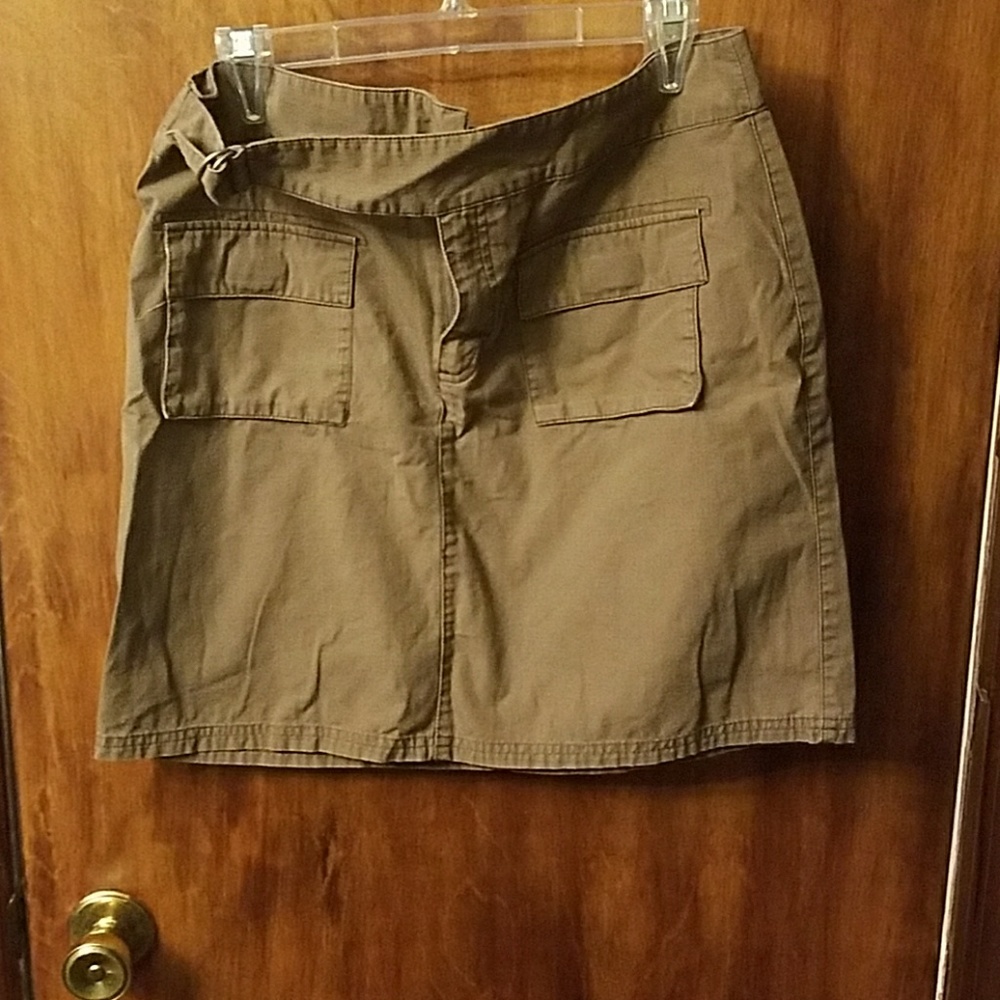 Gap skirt